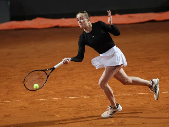 (260515) -- ROME, May 15, 2026 -- Elina Svitolina of Ukraine hits a return during the women s singles semifinal match between Elina Svitolina of Ukraine and Iga Swiatek of Poland at the WTA, Tennis Damen Italian Open in Rome, Italy, May 14, 2026. ) (SP)ITALY-ROME-TENNIS-WTA-ITALIAN OPEN-ELINA SVITOLINA VS IGA SWIATEK LixJing 