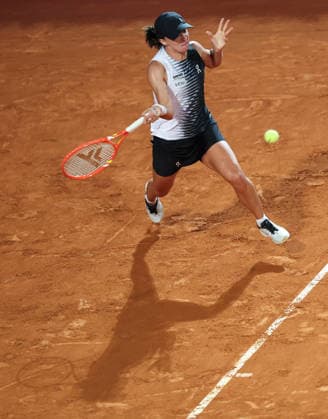 (260515) -- ROME, May 15, 2026 -- Iga Swiatek of Poland hits a return during the women s singles semifinal match between Elina Svitolina of Ukraine and Iga Swiatek of Poland at the WTA, Tennis Damen Italian Open in Rome, Italy, May 14, 2026. ) (SP)ITALY-ROME-TENNIS-WTA-ITALIAN OPEN-ELINA SVITOLINA VS IGA SWIATEK LixJing 