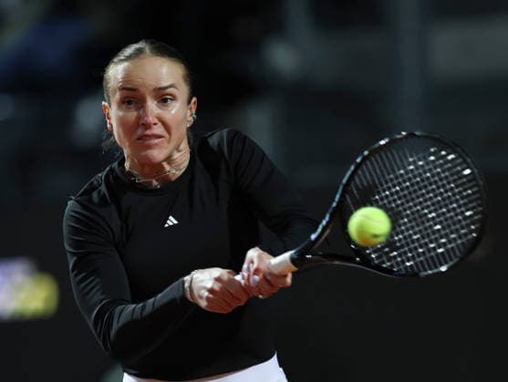 (260515) -- ROME, May 15, 2026 -- Elina Svitolina of Ukraine hits a return during the women s singles semifinal match between Elina Svitolina of Ukraine and Iga Swiatek of Poland at the WTA, Tennis Damen Italian Open in Rome, Italy, May 14, 2026. ) (SP)ITALY-ROME-TENNIS-WTA-ITALIAN OPEN-ELINA SVITOLINA VS IGA SWIATEK LixJing 