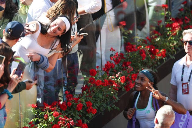 (260515) -- ROME, May 15, 2026 -- Coco Gauff (below) of the United States poses with fans after the women s singles semi final match between Coco Gauff of the United States and Sorana Cirstea of Romania at the WTA, Tennis Damen Italian Open in Rome, Italy, May 14, 2026. ) (SP)ITALY-ROME-TENNIS-WTA-ITALIAN OPEN-WOMEN S SINGLES-COCO GAUFF VS SORANA CIRSTEA LixJing 