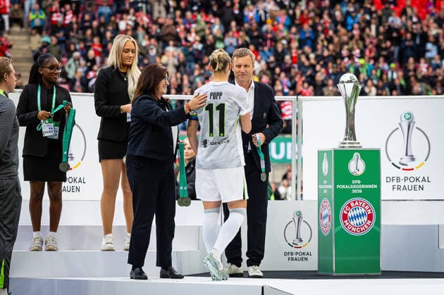 14.05.2026, xovx, Fußball, Frauen DFB-Pokal Finale, VfL Wolfsburg - FC Bayern München Ehrung nach dem verlorenen Pokalfinale für Alexandra Popp (VfL Wolfsburg). Köln Rhein-Energie-Stadion Nordrhein-Westfalen Deutschland (DE)