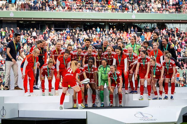 14.05.2026, xovx, Fußball, Frauen DFB-Pokal Finale, VfL Wolfsburg - FC Bayern München DFB-Pokalsieger Saison 2025 2026, die Spielerinnen des FC Bayern München. Glodis Perla Viggosdottir (FC Bayern München) stemmt den Pokal in die Höhe. Köln Rhein-Energie-Stadion Nordrhein-Westfalen Deutschland (DE)