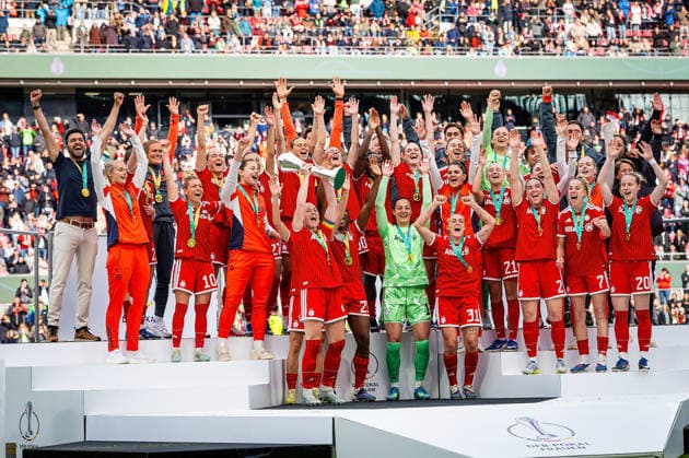 14.05.2026, xovx, Fußball, Frauen DFB-Pokal Finale, VfL Wolfsburg - FC Bayern München DFB-Pokalsieger Saison 2025 2026, die Spielerinnen des FC Bayern München. Glodis Perla Viggosdottir (FC Bayern München) stemmt den Pokal in die Höhe. Köln Rhein-Energie-Stadion Nordrhein-Westfalen Deutschland (DE)