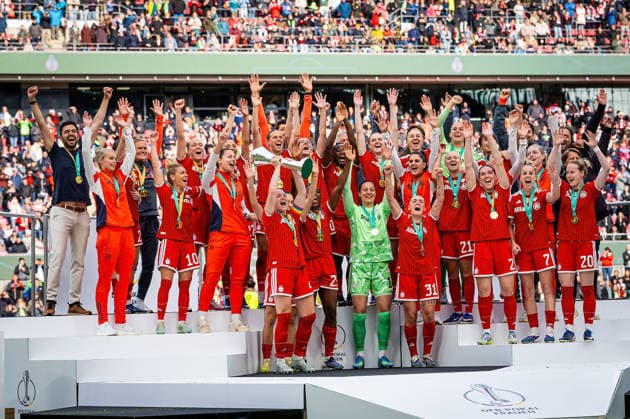 14.05.2026, xovx, Fußball, Frauen DFB-Pokal Finale, VfL Wolfsburg - FC Bayern München DFB-Pokalsieger Saison 2025 2026, die Spielerinnen des FC Bayern München. Glodis Perla Viggosdottir (FC Bayern München) stemmt den Pokal in die Höhe. Köln Rhein-Energie-Stadion Nordrhein-Westfalen Deutschland (DE)