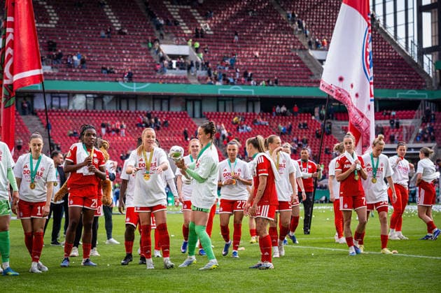14.05.2026, xovx, Fußball, Frauen DFB-Pokal Finale, VfL Wolfsburg - FC Bayern München Die Spielerinnen des FC Bayern München feiern das Double mit dem Gewinn der Deutschen Meisterschaft und dem Gewinn des DFB-Pokals nach dem 4:0 Sieg über den VfL Wolfsburg. Vorne Ina Mahmutovic (FC Bayern München) mit dem Pokal Köln Rhein-Energie-Stadion Nordrhein-Westfalen Deutschland (DE)