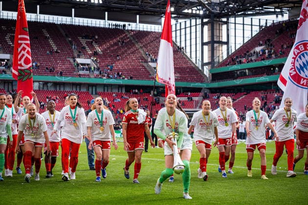 14.05.2026, xovx, Fußball, Frauen DFB-Pokal Finale, VfL Wolfsburg - FC Bayern München Die Spielerinnen des FC Bayern München feiern das Double mit dem Gewinn der Deutschen Meisterschaft und dem Gewinn des DFB-Pokals nach dem 4:0 Sieg über den VfL Wolfsburg. Vorne Ina Mahmutovic (FC Bayern München) mit dem Pokal Köln Rhein-Energie-Stadion Nordrhein-Westfalen Deutschland (DE)