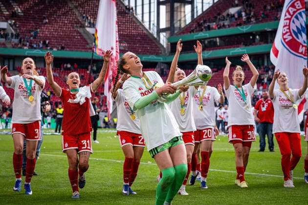 14.05.2026, xovx, Fußball, Frauen DFB-Pokal Finale, VfL Wolfsburg - FC Bayern München Die Spielerinnen des FC Bayern München feiern das Double mit dem Gewinn der Deutschen Meisterschaft und dem Gewinn des DFB-Pokals nach dem 4:0 Sieg über den VfL Wolfsburg. Vorne Ina Mahmutovic (FC Bayern München) mit dem Pokal Köln Rhein-Energie-Stadion Nordrhein-Westfalen Deutschland (DE)