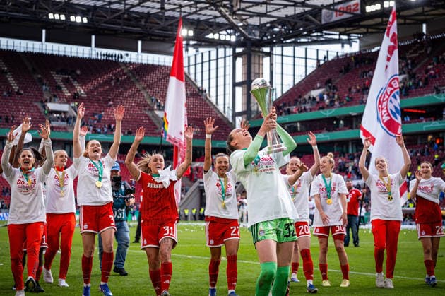 14.05.2026, xovx, Fußball, Frauen DFB-Pokal Finale, VfL Wolfsburg - FC Bayern München Die Spielerinnen des FC Bayern München feiern das Double mit dem Gewinn der Deutschen Meisterschaft und dem Gewinn des DFB-Pokals nach dem 4:0 Sieg über den VfL Wolfsburg. Vorne Ina Mahmutovic (FC Bayern München) mit dem Pokal Köln Rhein-Energie-Stadion Nordrhein-Westfalen Deutschland (DE)