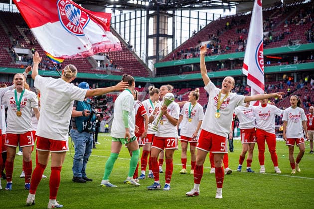 14.05.2026, xovx, Fußball, Frauen DFB-Pokal Finale, VfL Wolfsburg - FC Bayern München Die Spielerinnen des FC Bayern München feiern das Double mit dem Gewinn der Deutschen Meisterschaft und dem Gewinn des DFB-Pokals nach dem 4:0 Sieg über den VfL Wolfsburg. Vorne Arianna Caruso (FC Bayern München) mit dem Pokal Köln Rhein-Energie-Stadion Nordrhein-Westfalen Deutschland (DE)