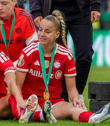 Deutschland: Fussball DFB-Pokal Frauen 2025 2026, Finale VfL Wolfsburg vs Bayern München RheinEnergieStadion (Köln): Geste, Gestik, Emotion Giulia Gwinn (FC Bayern München Frauen, 7) Mimik, Gesichtsausdruck, Emotion Köln Copyright: xAymanxAlahmedx