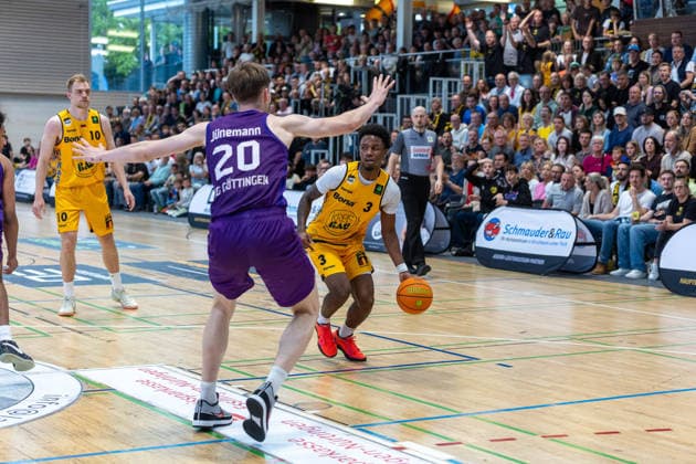 Janis Juenemann (BG Goettingen, 20) Charles Tyorne Harris Jr. (Bozic Estriche Knights Kirchheim, 03) GER, Bozic Estriche Knights Kirchheim vs. BG Goettingen, BARMER 2. Basketball Bundesliga, Playoffs Spiel 4, Saison 2025 2026, 14.05.2026 GER, Bozic Estriche Knights Kirchheim vs. BG Goettingen, BARMER 2. Basketball Bundesliga, Playoffs Spiel 4, Saison 2025 2026, 14.05.2026 Goeppingen Copyright: xEibner-Pressefoto NinaxSanderx EP_NSR
