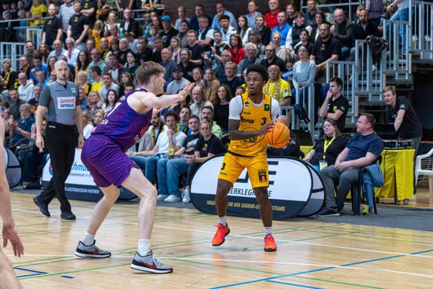 Janis Juenemann (BG Goettingen, 20) Charles Tyorne Harris Jr. (Bozic Estriche Knights Kirchheim, 03) GER, Bozic Estriche Knights Kirchheim vs. BG Goettingen, BARMER 2. Basketball Bundesliga, Playoffs Spiel 4, Saison 2025 2026, 14.05.2026 GER, Bozic Estriche Knights Kirchheim vs. BG Goettingen, BARMER 2. Basketball Bundesliga, Playoffs Spiel 4, Saison 2025 2026, 14.05.2026 Goeppingen Copyright: xEibner-Pressefoto NinaxSanderx EP_NSR