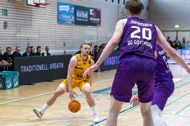 Lucas Mayer (Bozic Estriche Knights Kirchheim, 08) Janis Juenemann (BG Goettingen, 20) GER, Bozic Estriche Knights Kirchheim vs. BG Goettingen, BARMER 2. Basketball Bundesliga, Playoffs Spiel 4, Saison 2025 2026, 14.05.2026 GER, Bozic Estriche Knights Kirchheim vs. BG Goettingen, BARMER 2. Basketball Bundesliga, Playoffs Spiel 4, Saison 2025 2026, 14.05.2026 Goeppingen Copyright: xEibner-Pressefoto NinaxSanderx EP_NSR