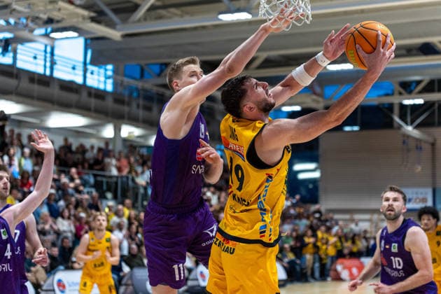 Robin Lodders (BG Goettingen, 11) Aeneas Jung (Bozic Estriche Knights Kirchheim, 19) GER, Bozic Estriche Knights Kirchheim vs. BG Goettingen, BARMER 2. Basketball Bundesliga, Playoffs Spiel 4, Saison 2025 2026, 14.05.2026 GER, Bozic Estriche Knights Kirchheim vs. BG Goettingen, BARMER 2. Basketball Bundesliga, Playoffs Spiel 4, Saison 2025 2026, 14.05.2026 Goeppingen Copyright: xEibner-Pressefoto NinaxSanderx EP_NSR