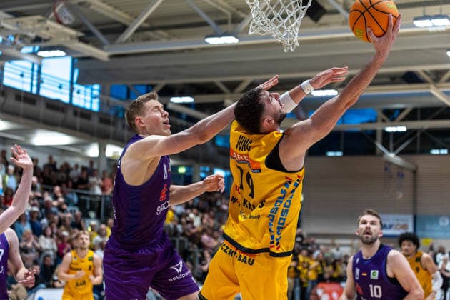 Robin Lodders (BG Goettingen, 11) Aeneas Jung (Bozic Estriche Knights Kirchheim, 19) GER, Bozic Estriche Knights Kirchheim vs. BG Goettingen, BARMER 2. Basketball Bundesliga, Playoffs Spiel 4, Saison 2025 2026, 14.05.2026 GER, Bozic Estriche Knights Kirchheim vs. BG Goettingen, BARMER 2. Basketball Bundesliga, Playoffs Spiel 4, Saison 2025 2026, 14.05.2026 Goeppingen Copyright: xEibner-Pressefoto NinaxSanderx EP_NSR