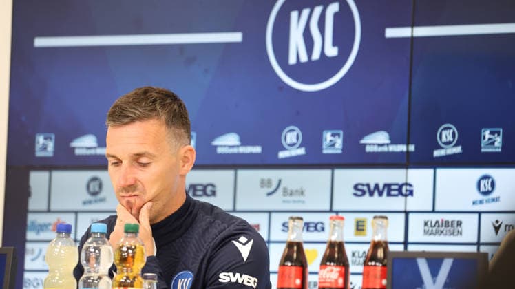 15.05.2026, xrekx, Fussball 2. Bundesliga, Karlsruher SC - Pressekonferenz v.l. Christian Eichner Trainer (Karlsruher SC) (DFL DFB REGULATIONS PROHIBIT ANY USE OF PHOTOGRAPHS as IMAGE SEQUENCES and or QUASI-VIDEO) Karlsruhe