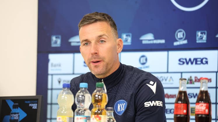 15.05.2026, xrekx, Fussball 2. Bundesliga, Karlsruher SC - Pressekonferenz v.l. Christian Eichner Trainer (Karlsruher SC) (DFL DFB REGULATIONS PROHIBIT ANY USE OF PHOTOGRAPHS as IMAGE SEQUENCES and or QUASI-VIDEO) Karlsruhe