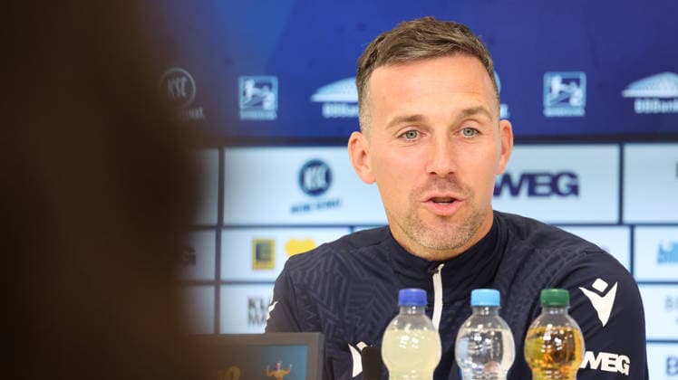 15.05.2026, xrekx, Fussball 2. Bundesliga, Karlsruher SC - Pressekonferenz v.l. Christian Eichner Trainer (Karlsruher SC) (DFL DFB REGULATIONS PROHIBIT ANY USE OF PHOTOGRAPHS as IMAGE SEQUENCES and or QUASI-VIDEO) Karlsruhe