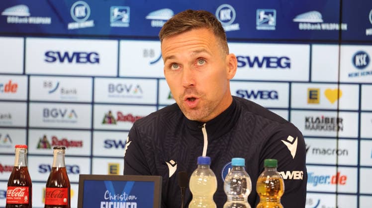 15.05.2026, xrekx, Fussball 2. Bundesliga, Karlsruher SC - Pressekonferenz v.l. Christian Eichner Trainer (Karlsruher SC) (DFL DFB REGULATIONS PROHIBIT ANY USE OF PHOTOGRAPHS as IMAGE SEQUENCES and or QUASI-VIDEO) Karlsruhe