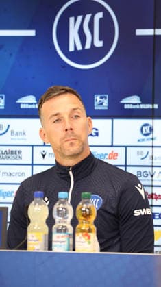 15.05.2026, xrekx, Fussball 2. Bundesliga, Karlsruher SC - Pressekonferenz v.l. Christian Eichner Trainer (Karlsruher SC) (DFL DFB REGULATIONS PROHIBIT ANY USE OF PHOTOGRAPHS as IMAGE SEQUENCES and or QUASI-VIDEO) Karlsruhe