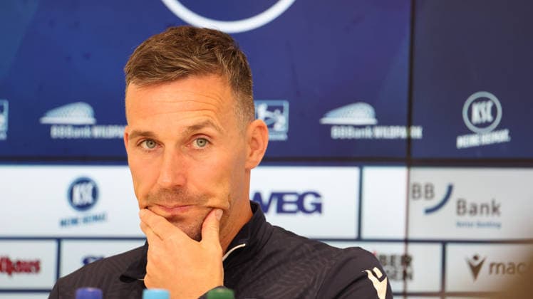 15.05.2026, xrekx, Fussball 2. Bundesliga, Karlsruher SC - Pressekonferenz v.l. Christian Eichner Trainer (Karlsruher SC) (DFL DFB REGULATIONS PROHIBIT ANY USE OF PHOTOGRAPHS as IMAGE SEQUENCES and or QUASI-VIDEO) Karlsruhe