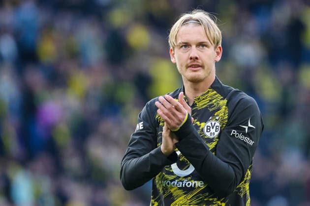 1. Bundesliga - Borussia Dortmund - Eintracht Frankfurt am 08.05.2026 im Signal Iduna Park in Dortmund Julian Brandt (Dortmund 10) bedankt sich bei den Fans *** 1 Bundesliga Borussia Dortmund Eintracht Frankfurt on 08 05 2026 at Signal Iduna Park in Dortmund Julian Brandt Dortmund 10 thanks the fans MH
