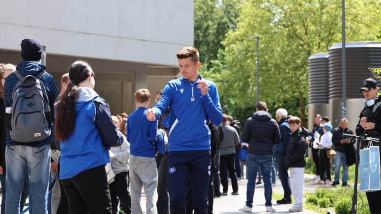 15.05.2026, xrekx, Fussball 2. Bundesliga, Karlsruher SC - Training v.l. Marvin Wanitzek (Karlsruher SC) Autogramme, Fans (DFL DFB REGULATIONS PROHIBIT ANY USE OF PHOTOGRAPHS as IMAGE SEQUENCES and or QUASI-VIDEO) Karlsruhe