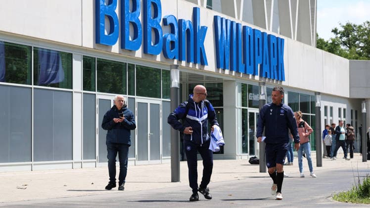 15.05.2026, xrekx, Fussball 2. Bundesliga, Karlsruher SC - Training v.l. Christian Eichner Trainer (Karlsruher SC) Fans, Autogramme Symbolfoto, Symbolbild, Symbol Stadion, symbolic photo, symbolic image, symbolic stadium (DFL DFB REGULATIONS PROHIBIT ANY USE OF PHOTOGRAPHS as IMAGE SEQUENCES and or QUASI-VIDEO) Karlsruhe
