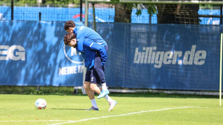 15.05.2026, xrekx, Fussball 2. Bundesliga, Karlsruher SC - Training v.l. Lilian Egloff (Karlsruher SC) Louey Ben Farhat (Karlsruher SC) (DFL DFB REGULATIONS PROHIBIT ANY USE OF PHOTOGRAPHS as IMAGE SEQUENCES and or QUASI-VIDEO) Karlsruhe