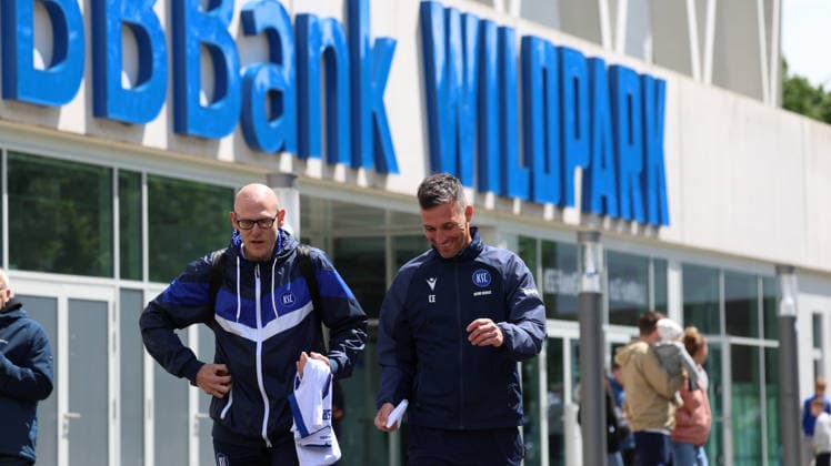 15.05.2026, xrekx, Fussball 2. Bundesliga, Karlsruher SC - Training v.l. Christian Eichner Trainer (Karlsruher SC) Fans, Autogramme Symbolfoto, Symbolbild, Symbol Stadion, symbolic photo, symbolic image, symbolic stadium (DFL DFB REGULATIONS PROHIBIT ANY USE OF PHOTOGRAPHS as IMAGE SEQUENCES and or QUASI-VIDEO) Karlsruhe