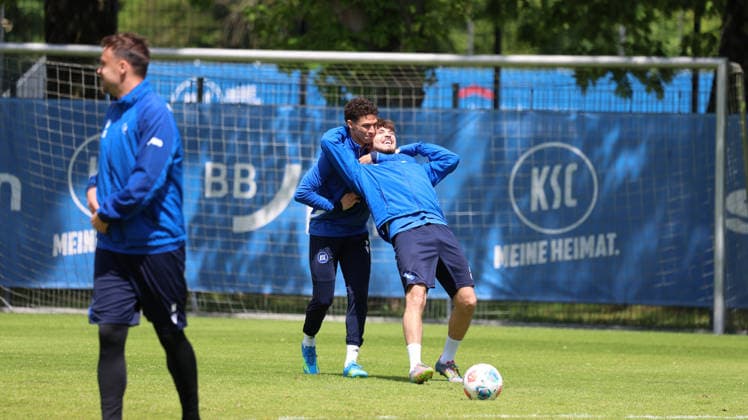 15.05.2026, xrekx, Fussball 2. Bundesliga, Karlsruher SC - Training v.l. Louey Ben Farhat (Karlsruher SC) Lilian Egloff (Karlsruher SC) lacht, laechelt, positiv, zufrieden, laughs, smiles, positive, satisfied (DFL DFB REGULATIONS PROHIBIT ANY USE OF PHOTOGRAPHS as IMAGE SEQUENCES and or QUASI-VIDEO) Karlsruhe