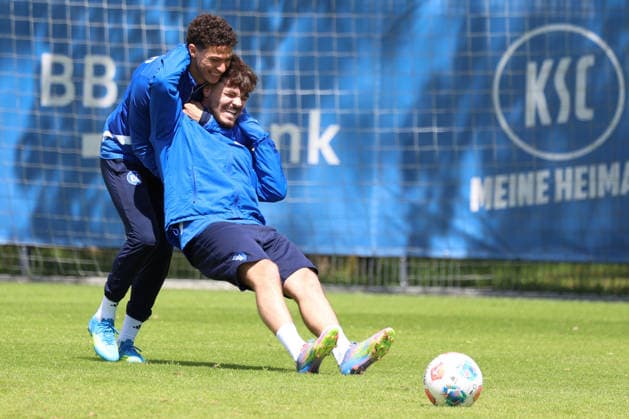 15.05.2026, xrekx, Fussball 2. Bundesliga, Karlsruher SC - Training v.l. Louey Ben Farhat (Karlsruher SC) Lilian Egloff (Karlsruher SC) lacht, laechelt, positiv, zufrieden, laughs, smiles, positive, satisfied (DFL DFB REGULATIONS PROHIBIT ANY USE OF PHOTOGRAPHS as IMAGE SEQUENCES and or QUASI-VIDEO) Karlsruhe