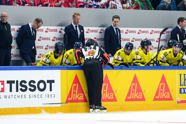 260515 Head coach Sam Hallam of Sweden during the 2026 IIHF Ice hockey, Eishockey World Championship, WM, Weltmeisterschaft match between Canada and Sweden on May 15, 2026 in Fribourg. Photo: Jesper Zerman BILDBYRAN kod JZ JZ0714 ishockey ice hockey ishockey-vm 2026 vm 2026 iihf world championship kanada canada sverige sweden bbeng Copyright: JESPERxZERMAN BB260515BB170