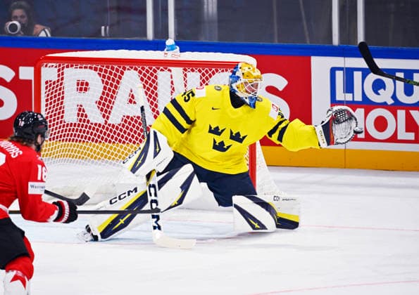 FRIBOURG, SCHWEIZ 20260515 Sveriges malvakt Magnus Hellberg under premiärmatchen i ishockey-VM mellan Kanada och Sverige pa BCF Arena, Fribourg i Schweiz.