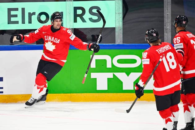 FRIBOURG, SCHWEIZ 20260515 Kanadas John Tavares jublar efter sitt mal, 1-0, med lagkamraterna Robert Thomas och Darnell Nurse under premiärmatchen i ishockey-VM mellan Kanada och Sverige pa BCF Arena, Fribourg i Schweiz.