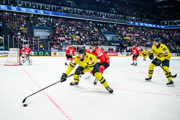 260515 Linus Karlsson of Sweden and Porter Martone of Canada during the 2026 IIHF Ice hockey, Eishockey World Championship, WM, Weltmeisterschaft match between Canada and Sweden on May 15, 2026 in Fribourg. Photo: Jesper Zerman BILDBYRAN kod JZ JZ0714 ishockey ice hockey ishockey-vm 2026 vm 2026 iihf world championship kanada canada sverige sweden bbeng Copyright: JESPERxZERMAN BB260515JZ007