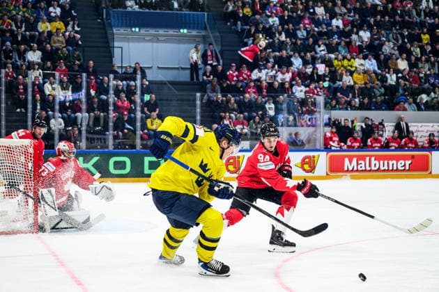 260515 Simon Holmström of Sweden and Porter Martone of Canada during the 2026 IIHF Ice hockey, Eishockey World Championship, WM, Weltmeisterschaft match between Canada and Sweden on May 15, 2026 in Fribourg. Photo: Jesper Zerman BILDBYRAN kod JZ JZ0714 ishockey ice hockey ishockey-vm 2026 vm 2026 iihf world championship kanada canada sverige sweden bbeng Copyright: JESPERxZERMAN BB260515JZ008