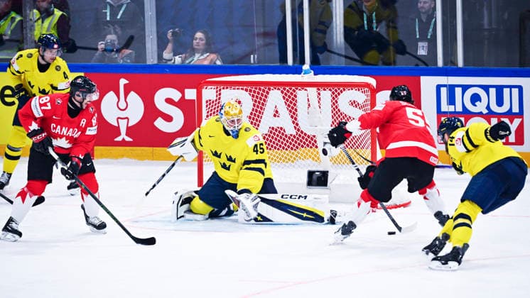 FRIBOURG, SCHWEIZ 20260515 Sveriges malvakt Magnus Hellberg mot Kanadas Mark Scheifele under premiärmatchen i ishockey-VM mellan Kanada och Sverige pa BCF Arena, Fribourg i Schweiz.