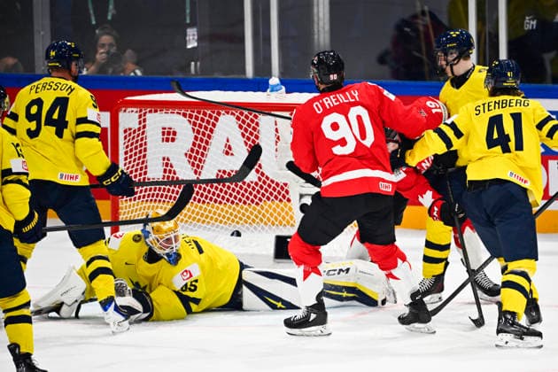 FRIBOURG, SCHWEIZ 20260515 Kanadas Ryan O Reilly gör mal, 2-0, pa Sveriges malvakt Magnus Hellberg under premiärmatchen i ishockey-VM mellan Kanada och Sverige pa BCF Arena, Fribourg i Schweiz.