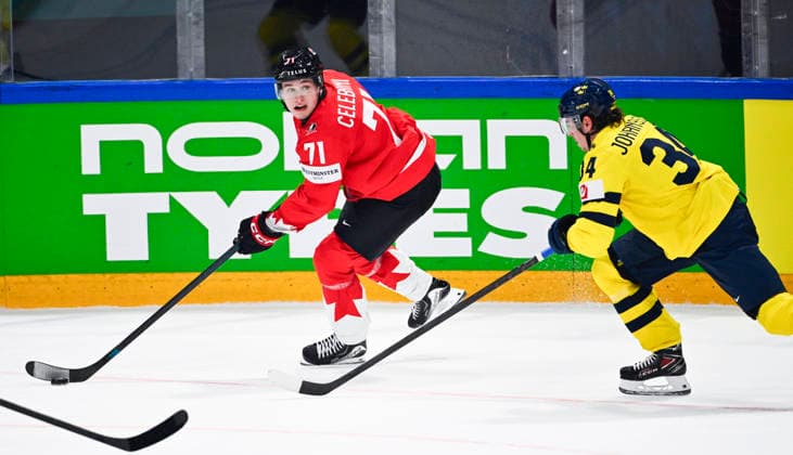 FRIBOURG, SCHWEIZ 20260515 Kanadas Macklin Celebrini mot Sveriges Albert Johansson under premiärmatchen i ishockey-VM mellan Kanada och Sverige pa BCF Arena, Fribourg i Schweiz.