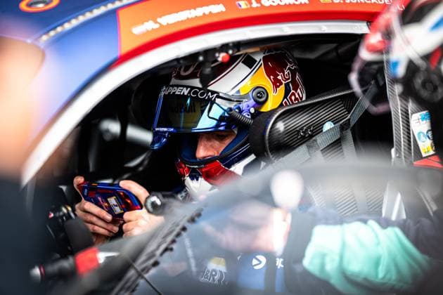 Im Cockpit des Mercedes-AMG GT3 von Mercedes-AMG Team Verstappen Racing sitzt Max Verstappen mit Red-Bull-Helm und blickt konzentriert auf ein Steuergerät in seinen Händen. Auf dem Fahrzeugdach sind die Fahrernamen J. Gounon und D. Juncadella zu lesen. Das Interieur zeigt Carbon-Details, Sicherheitsgurte und das typische GT3-Cockpit-Ambiente. Die Szene vermittelt die intensive Vorbereitung vor dem Rennen am Nürburgring. Max Verstappen im Cockpit des Mercedes-AMG GT3 3 am Nürburgring *** Max Verstappen sits in the cockpit of the Mercedes AMG GT3 from Mercedes AMG Team Verstappen Racing wearing a Red Bull helmet and gazing intently at a control unit in his hands The driver names J Gounon and D Juncadella can be read on the roof of the vehicle The interior shows carbon details, seat belts and the typical GT3 cockpit ambience The scene conveys the intensive preparation before the race at the Nürburgring Max Verstappen in the cockpit of the Mercedes AMG GT3 3 at the Nürburgring Copyright: xMichaelxGelhardtx