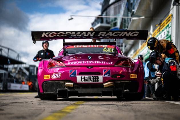 Der magentafarbene BMW Z4 GT3 mit der Startnummer 40 steht in der Boxengasse am Nürburgring. Mechaniker des W.I.S Racing Team powered by Koopman Racing arbeiten am Fahrzeug, während der markante Heckflügel mit dem Schriftzug Koopman Racing ins Auge sticht. Sponsoren wie H&R, Pirelli, JCC Racing und W.I.S. Sicherheit sind prominent auf der Karosserie platziert. Das Fahrzeug Frank Nikolaus & Michael Funke & Peter Posavac (W.I.S Racing Team powered by Koopman Racing) wird für den nächsten Stint vorbereitet. BMW Z4 GT3 40 von W.I.S Racing Team in der Box am Nürburgring *** The magenta-colored BMW Z4 GT3 with starting number 40 stands in the pit lane at the Nürburgring Mechanics from the W I S Racing Team powered by Koopman Racing work on the car, while the striking rear wing with the Koopman Racing lettering catches the eye Sponsors such as H R, Pirelli, JCC Racing and W I S safety are prominently displayed on the bodywork The car Frank Nikolaus Michael Funke Peter Posavac W I S Racing Team powered by Koopman Racing being prepared for the next stint BMW Z4 GT3 40 by W I S Racing Team in the pits at the Nürburgring Copyright: xMichaelxGelhardtx