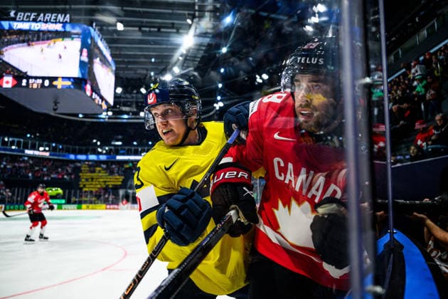 260515 Jakob Silfverberg of Sweden and Parker Wotherspoon of Canada during the 2026 IIHF Ice hockey, Eishockey World Championship, WM, Weltmeisterschaft match between Canada and Sweden on May 15, 2026 in Fribourg. Photo: Jesper Zerman BILDBYRAN kod JZ JZ0714 ishockey ice hockey ishockey-vm 2026 vm 2026 iihf world championship kanada canada sverige sweden canada kanada bbeng bbauto Copyright: JESPERxZERMAN BB260515JZ018