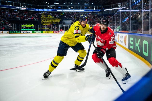 260515 Jakob Silfverberg of Sweden and Parker Wotherspoon of Canada during the 2026 IIHF Ice hockey, Eishockey World Championship, WM, Weltmeisterschaft match between Canada and Sweden on May 15, 2026 in Fribourg. Photo: Jesper Zerman BILDBYRAN kod JZ JZ0714 ishockey ice hockey ishockey-vm 2026 vm 2026 iihf world championship kanada canada sverige sweden canada kanada bbeng bbauto Copyright: JESPERxZERMAN BB260515JZ019