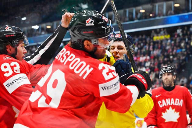 FRIBOURG, SWITZERLAND 20260515 Sweden s Jack Berglund in a fight with Canada s Fraser Minten and Parker Wotherspoon during the opening match of the Ice hockey, Eishockey World Championship, WM, Weltmeisterschaft between Canada and Sweden at the BCF Arena, Fribourg, Switzerland.