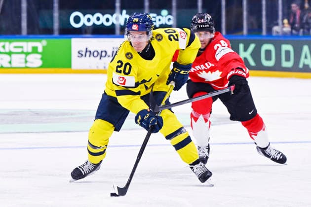 FRIBOURG, SCHWEIZ 20260515 Sveriges Andre Petersson mot Kanadas Dylan Cozens under premiärmatchen i ishockey-VM mellan Kanada och Sverige pa BCF Arena, Fribourg i Schweiz.