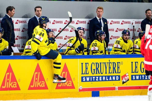 260515 Head coach Sam Hallam and Assistant coach Jörgen Jönsson of Sweden during the 2026 IIHF Ice hockey, Eishockey World Championship, WM, Weltmeisterschaft match between Canada and Sweden on May 15, 2026 in Fribourg. Photo: Jesper Zerman BILDBYRAN kod JZ JZ0714 ishockey ice hockey ishockey-vm 2026 vm 2026 iihf world championship kanada canada sverige sweden bbeng Copyright: JESPERxZERMAN BB260515JZ022