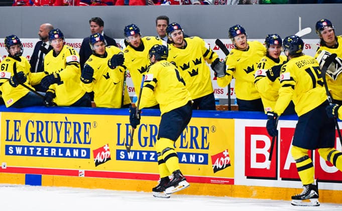 FRIBOURG, SCHWEIZ 20260515 Sveriges Jacob Larsson 4 firar sitt mal, 2-1, med lagkamraterna under premiärmatchen i ishockey-VM mellan Kanada och Sverige pa BCF Arena, Fribourg i Schweiz.