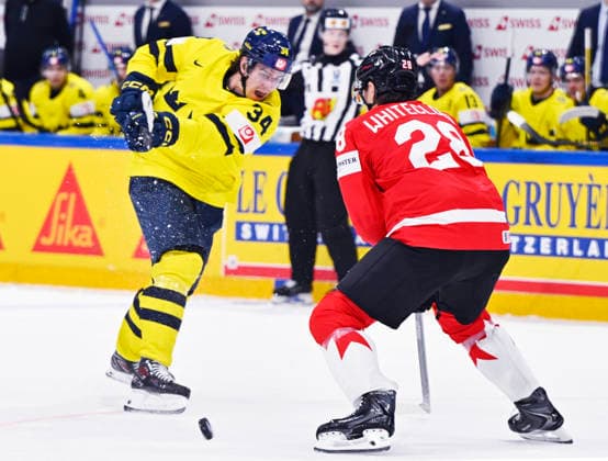 FRIBOURG, SCHWEIZ 20260515 Sveriges Albert Johansson mot Kanadas Zach Whitecloud under premiärmatchen i ishockey-VM mellan Kanada och Sverige pa BCF Arena, Fribourg i Schweiz.