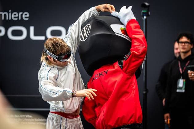 Ski Aggu tanzt mit GTI-Maskottchen bei der Weltpremiere des Volkswagen ID. Polo GTI am Nürburgring Weltpremiere Volkswagen ID. Polo GTI Copyright: xMichaelxGelhardtx